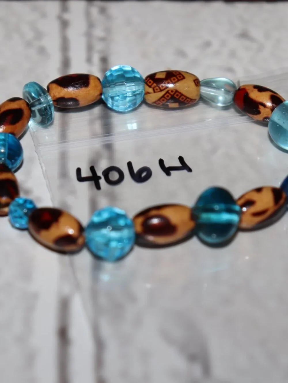 🤎💙✨ NWOT Wooden & Blue Glass Beaded Bracelet · 7" - Picture 2 of 4